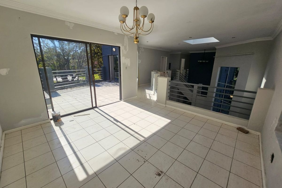 A Beautiful 4 Bedroom 3 Bathroom House for rent in Eldoraigne  - Photo 5