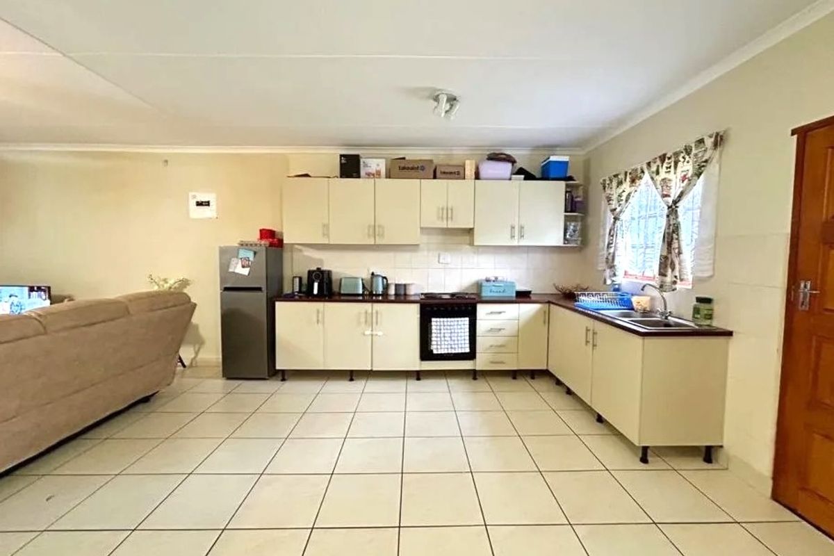 A Spacious, Well Maintained Move in ready Family Villa in safe and secure complex to Let- Christie Road, Scottsville - Photo 4