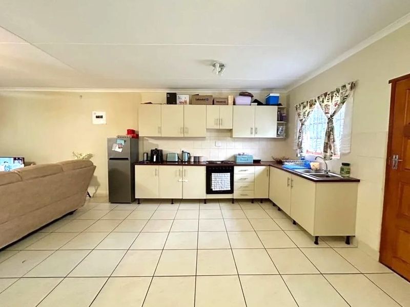A Spacious, Well Maintained Move in ready Family Villa in safe and secure complex to Let- Christie Road, Scottsville - Photo 4