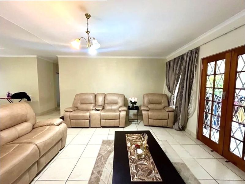 A Spacious, Well Maintained Move in ready Family Villa in safe and secure complex to Let- Christie Road, Scottsville - Photo 10