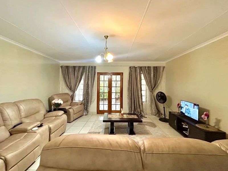 A Spacious, Well Maintained Move in ready Family Villa in safe and secure complex to Let- Christie Road, Scottsville - Photo 6