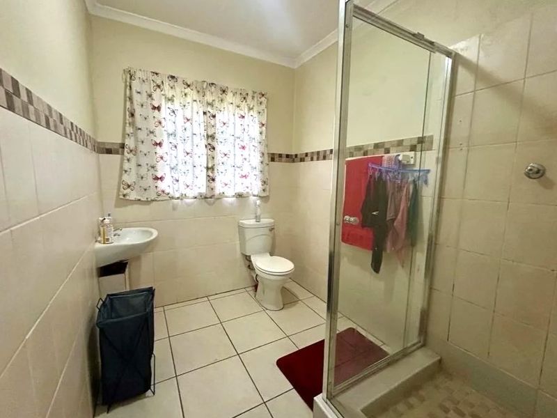 A Spacious, Well Maintained Move in ready Family Villa in safe and secure complex to Let- Christie Road, Scottsville - Photo 7