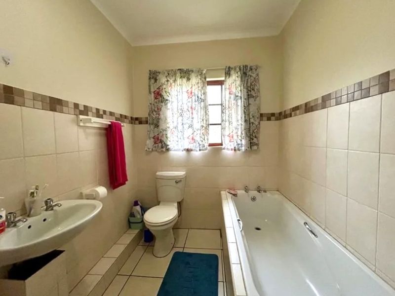 A Spacious, Well Maintained Move in ready Family Villa in safe and secure complex to Let- Christie Road, Scottsville - Photo 5