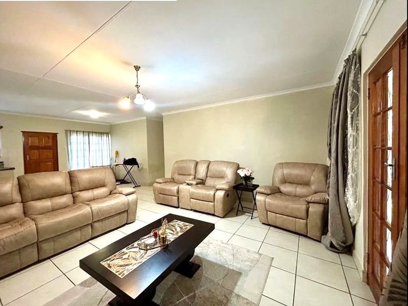 A Spacious, Well Maintained Move in ready Family Villa in safe and secure complex to Let- Christie Road, Scottsville - Photo 1