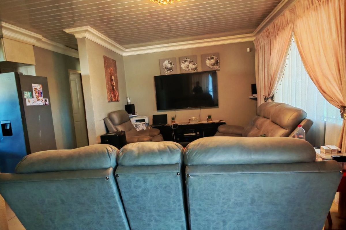 Move-in ready family home in the heart of Bendor, offering modern finishes, spacious living areas, and excellent entertainment features. - Photo 4
