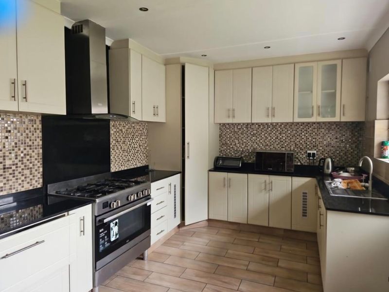 4 Bedroom house for sale in Amanzimtoti  - Photo 5