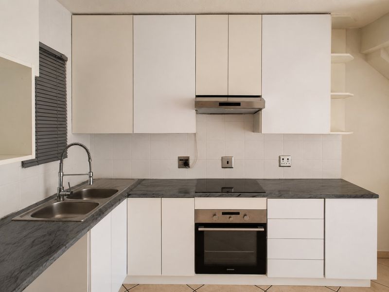 Modern Townhouse in Illiondale with Loft Ensuite - Photo 2