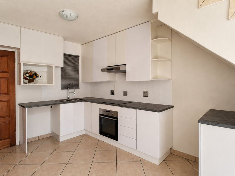 Modern Townhouse in Illiondale with Loft Ensuite - Photo 3