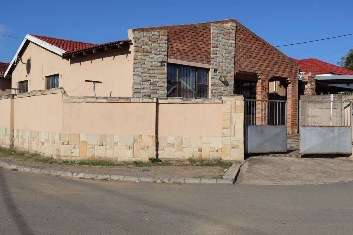 Prime Zone 1 Family Home with Flatlet close to all Amenities! - Photo 4