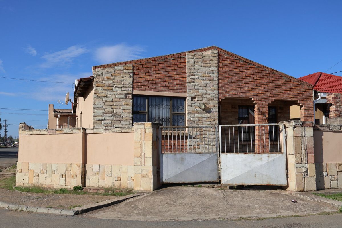 Prime Zone 1 Family Home with Flatlet close to all Amenities! - Photo 2