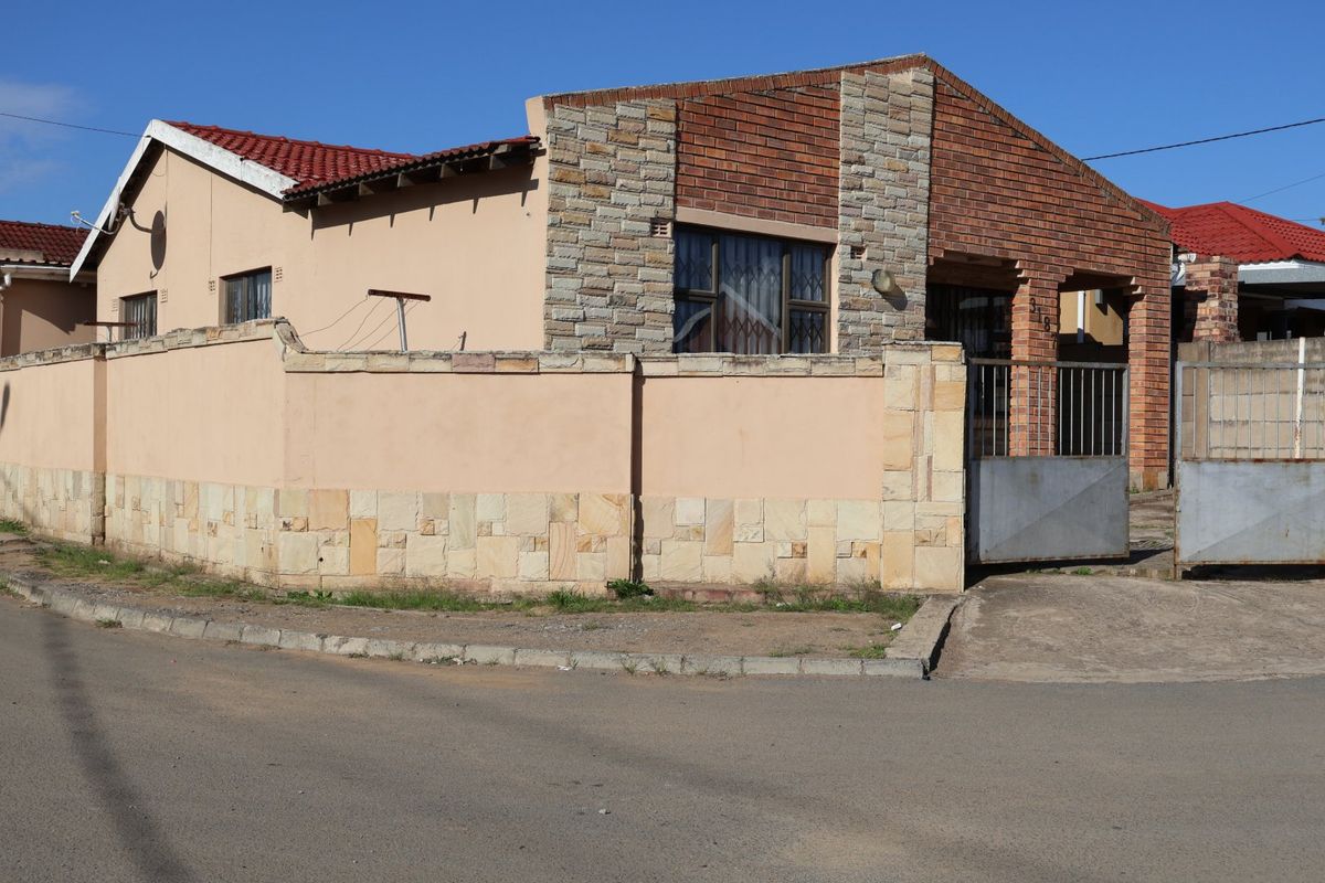 Prime Zone 1 Family Home with Flatlet close to all Amenities! - Photo 5
