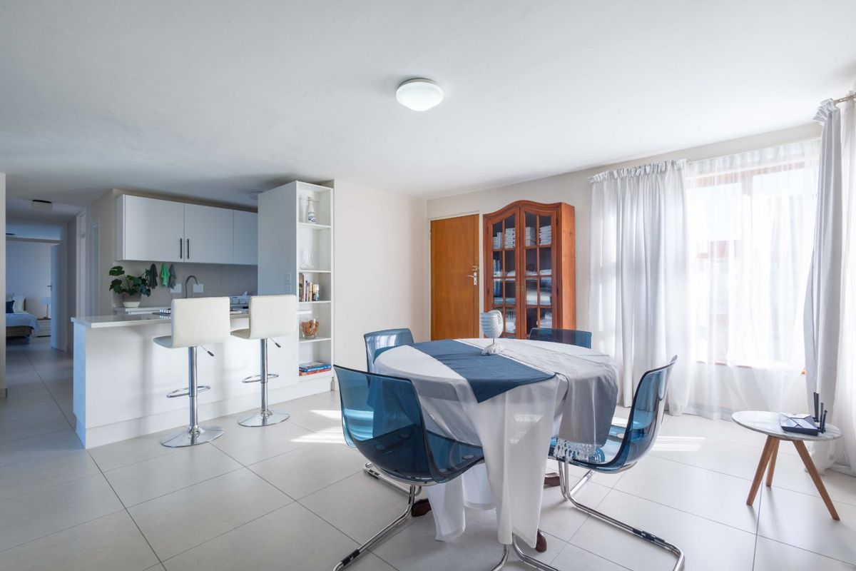 Fully renovated, fully furnished and equipped 4-bed, 2-bath first-floor apartment - Photo 5