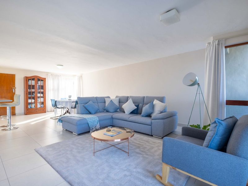 Fully renovated, fully furnished and equipped 4-bed, 2-bath first-floor apartment - Photo 7