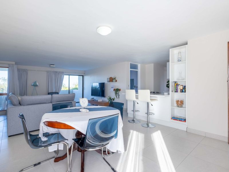 Fully renovated, fully furnished and equipped 4-bed, 2-bath first-floor apartment - Photo 3