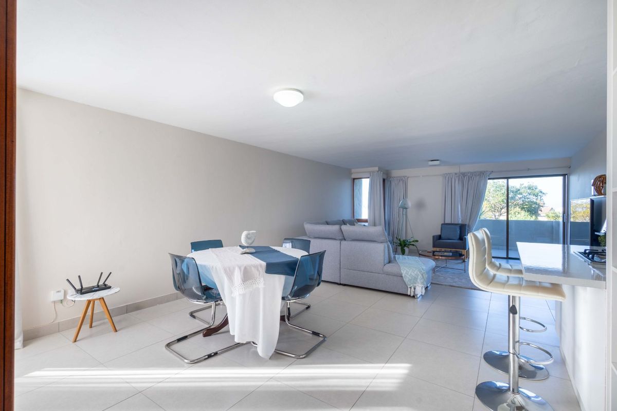 Fully renovated, fully furnished and equipped 4-bed, 2-bath first-floor apartment - Photo 2