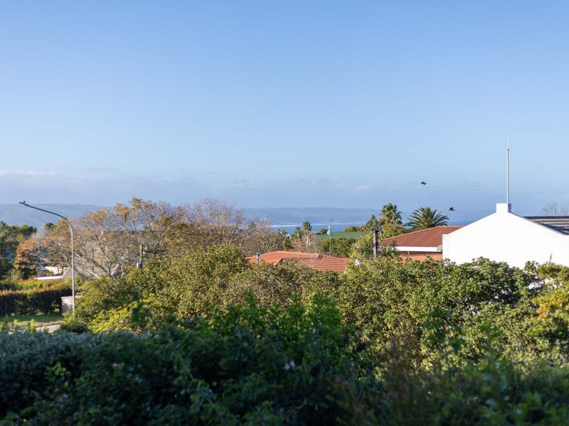 Fully renovated, fully furnished and equipped 4-bed, 2-bath first-floor apartment - Photo 1