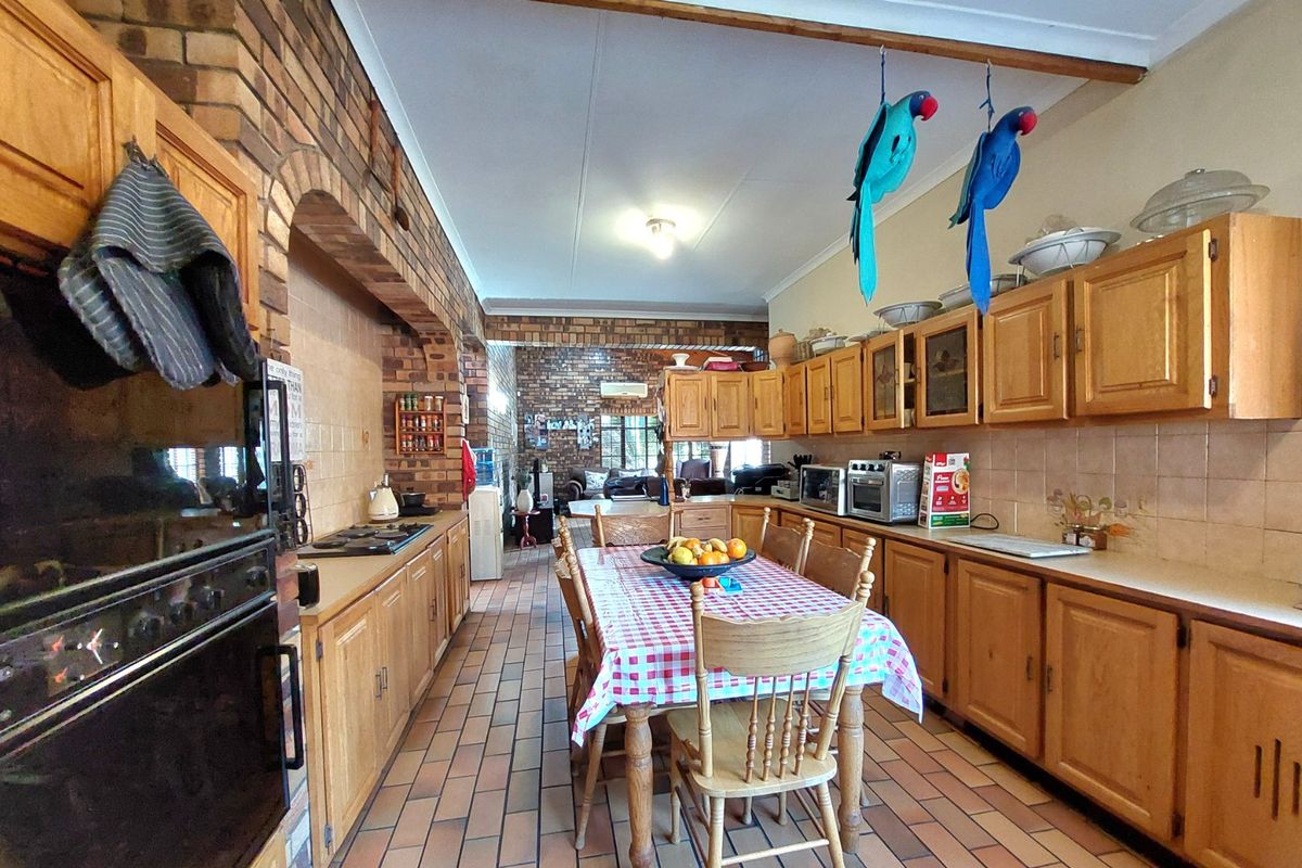 Spacious Facebrick Family Home in Sought-After Voeltjiedorp, Brits - Photo 4