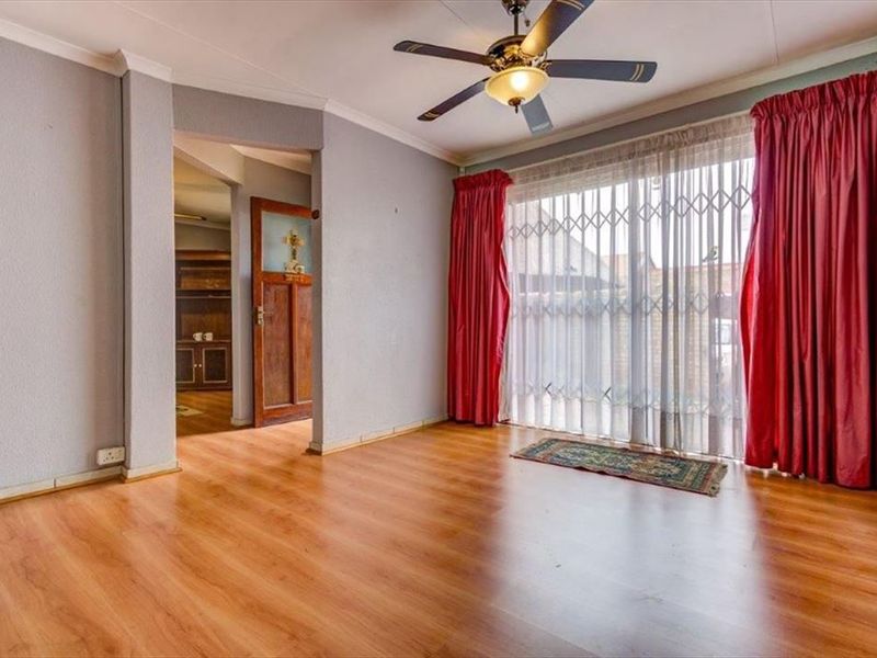Spacious Family Living With Style - Photo 2