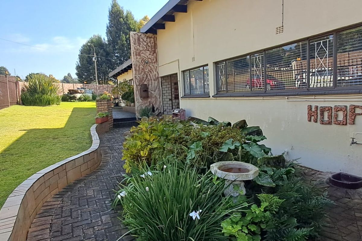 Character-Filled Family Home on a Huge Corner Stand – Comfort, Space & Endless Potential - Photo 2