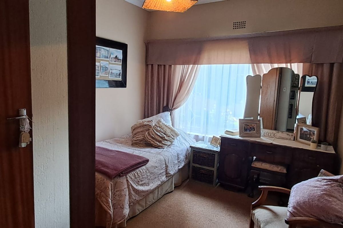 Character-Filled Family Home on a Huge Corner Stand – Comfort, Space & Endless Potential - Photo 5