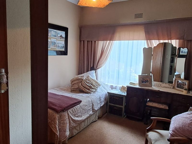 Character-Filled Family Home on a Huge Corner Stand – Comfort, Space & Endless Potential - Photo 5