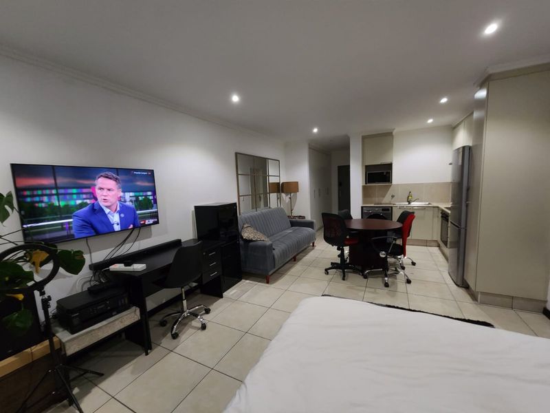 Charming 1st-Floor Furnished Studio Apartment - Photo 10