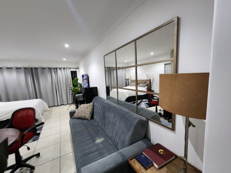 Charming 1st-Floor Furnished Studio Apartment - Photo 7