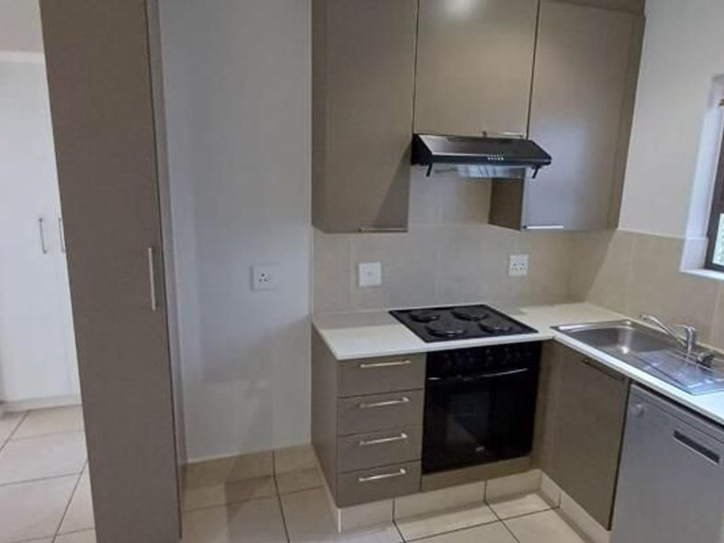 Modern 1st-Floor Studio Apartment – No Load Shedding! - Photo 4