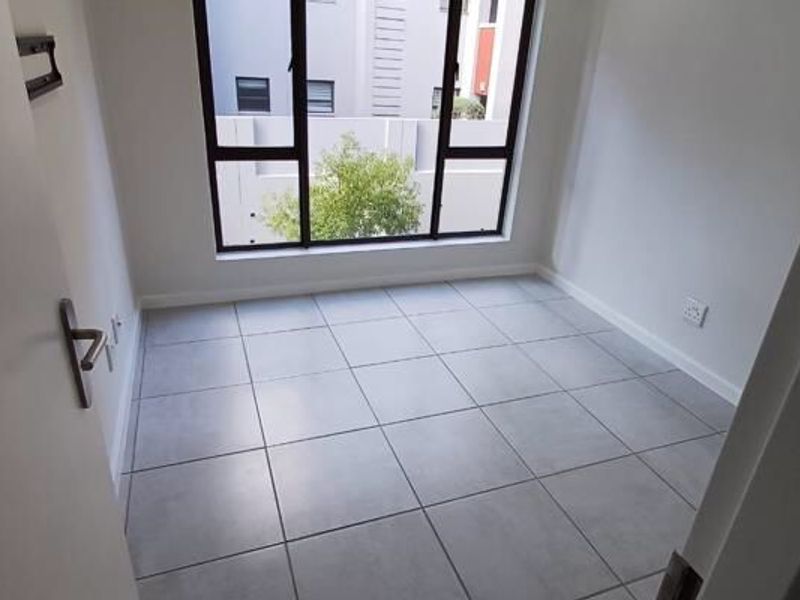 Modern 1st-Floor Studio Apartment – No Load Shedding! - Photo 8