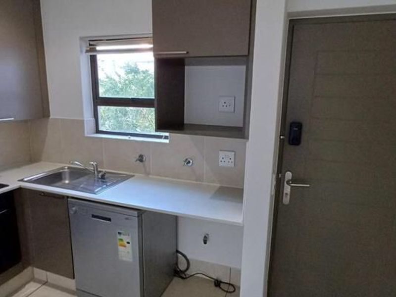 Modern 1st-Floor Studio Apartment – No Load Shedding! - Photo 6