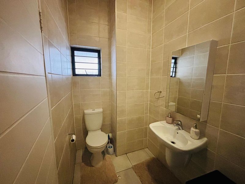 luxury living in a secure estate.Fully furnished 1bed for rent . - Photo 9