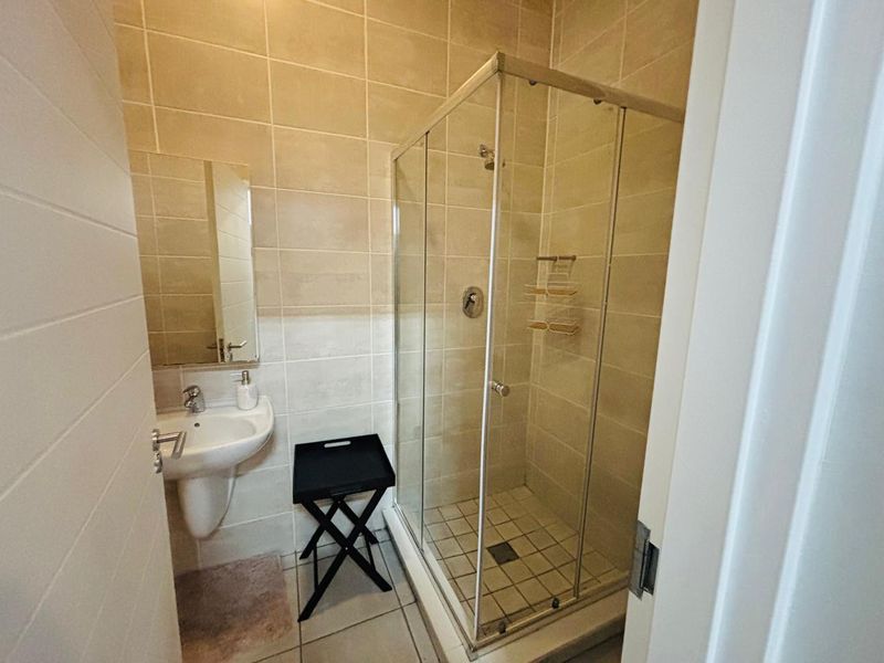 luxury living in a secure estate.Fully furnished 1bed for rent . - Photo 8