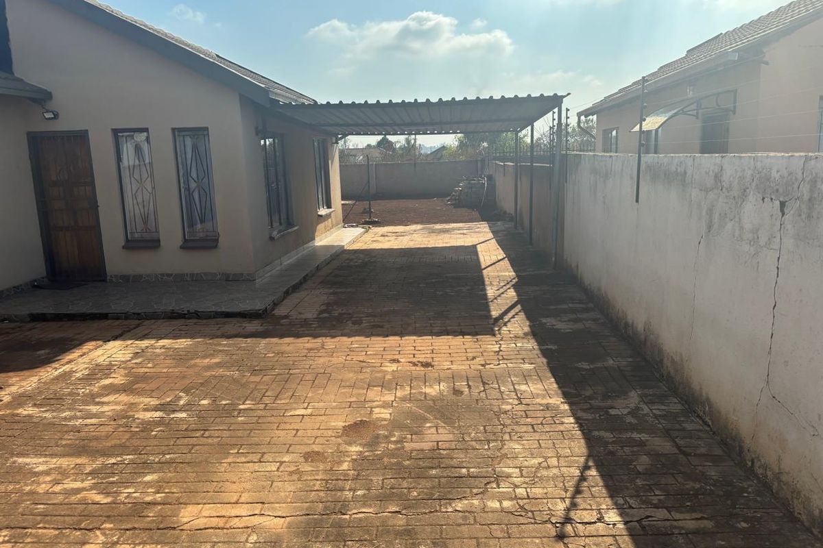 Bright 2 bed home with fibre and solar geyser - Photo 3
