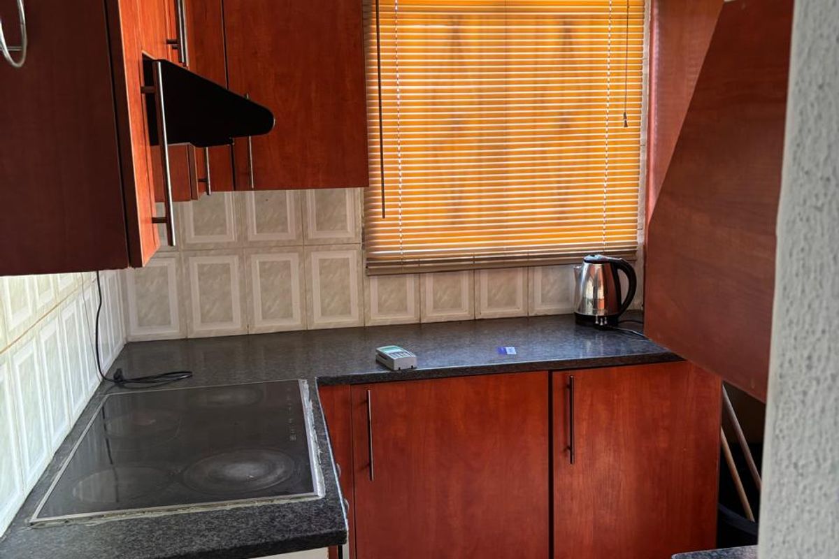 Bright 2 bed home with fibre and solar geyser - Photo 4