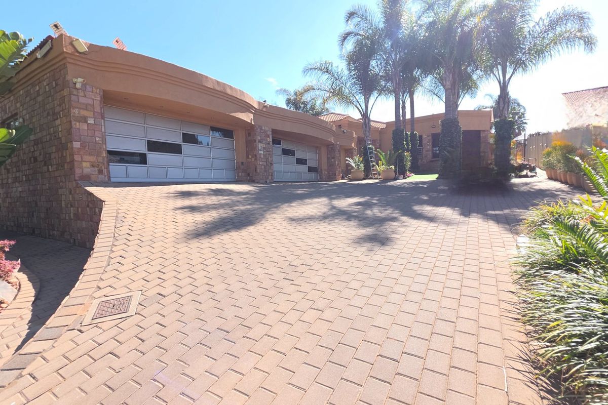 A Residence of Distinction in Erasmia's Most Coveted Address. - Photo 2