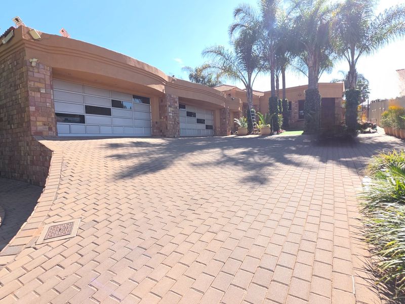 A Residence of Distinction in Erasmia's Most Coveted Address. - Photo 2