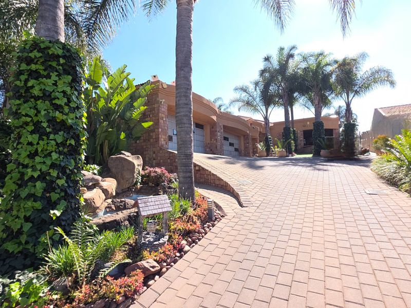 A Residence of Distinction in Erasmia's Most Coveted Address. - Photo 1