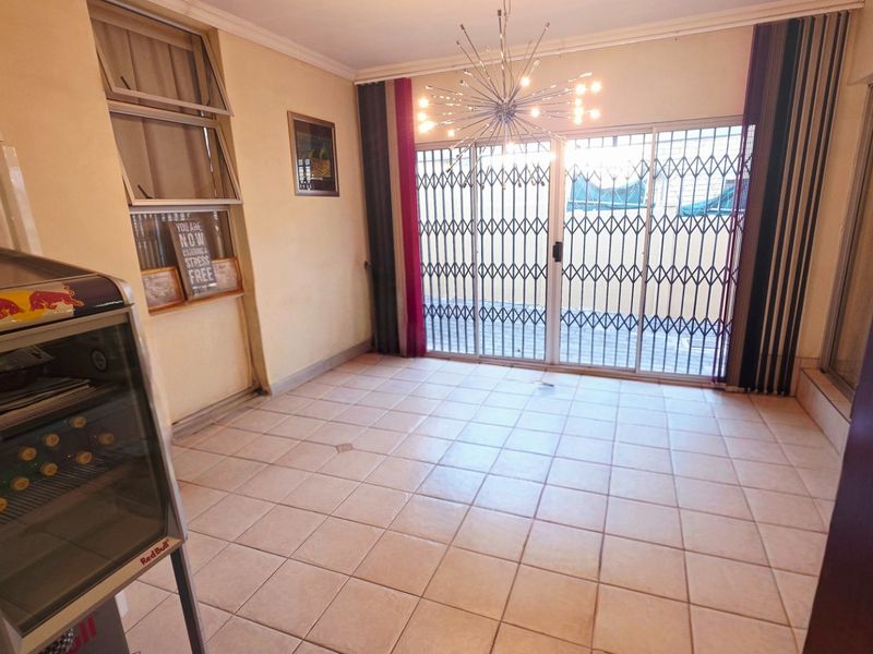 A Residence of Distinction in Erasmia's Most Coveted Address. - Photo 6
