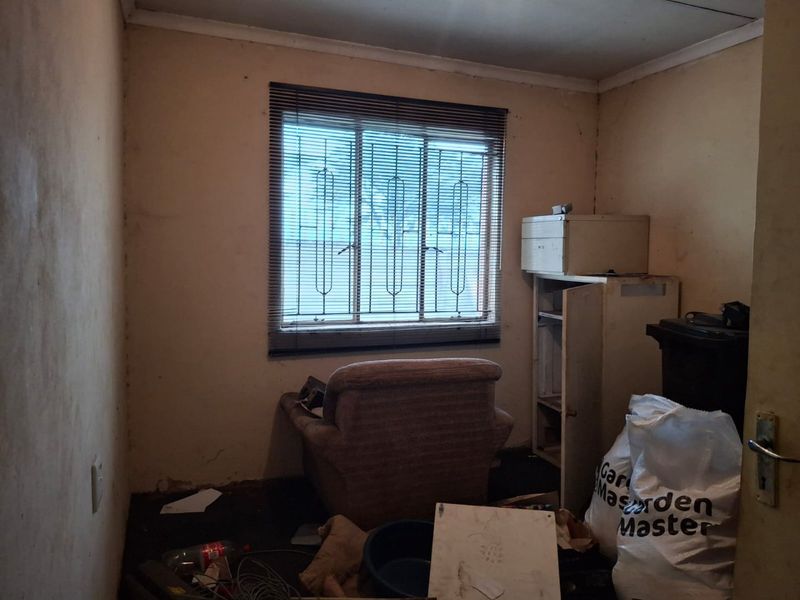 6 bedroom income generating fixer upper for sale in Van Dyk Park - Photo 10