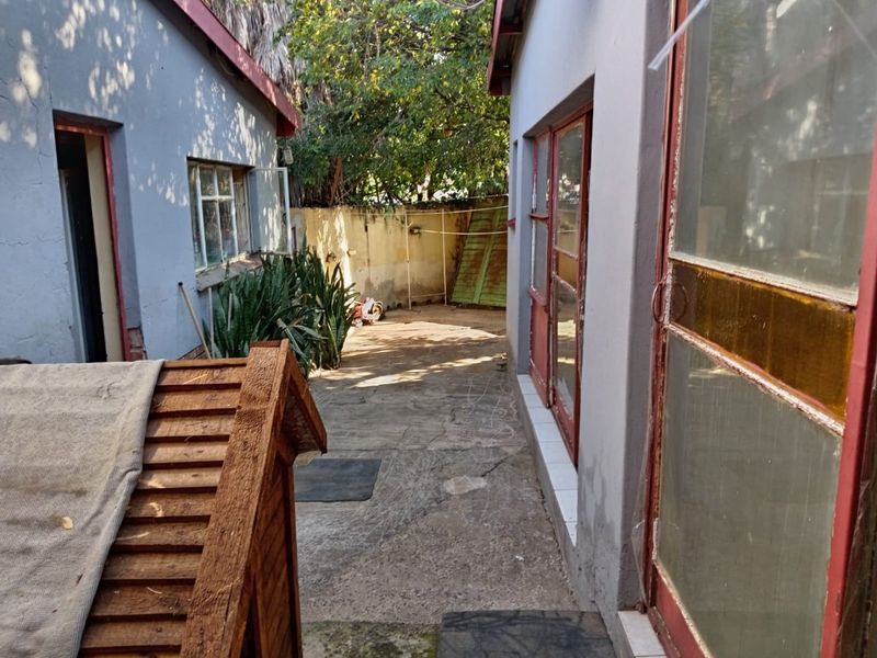4 bedroom house with ensuite and flatlet forsale in danville pretoria west - Photo 4