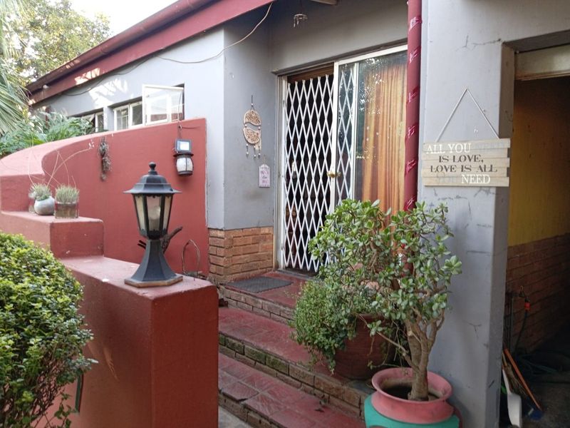 4 bedroom house with ensuite and flatlet forsale in danville pretoria west - Photo 1