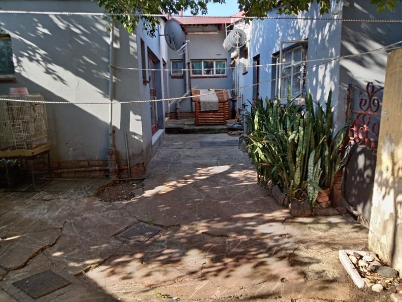 4 bedroom house with ensuite and flatlet forsale in danville pretoria west - Photo 2
