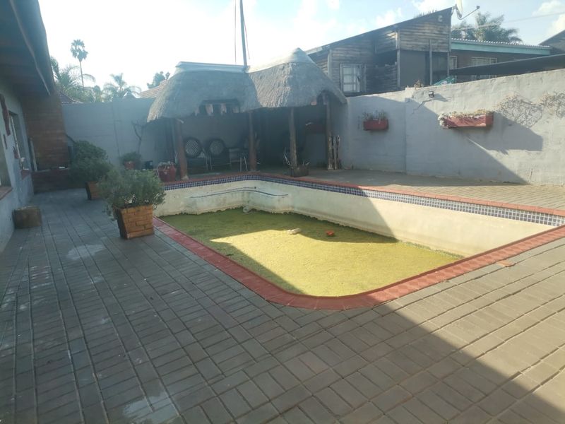 4 bedroom house with ensuite and flatlet forsale in danville pretoria west - Photo 3