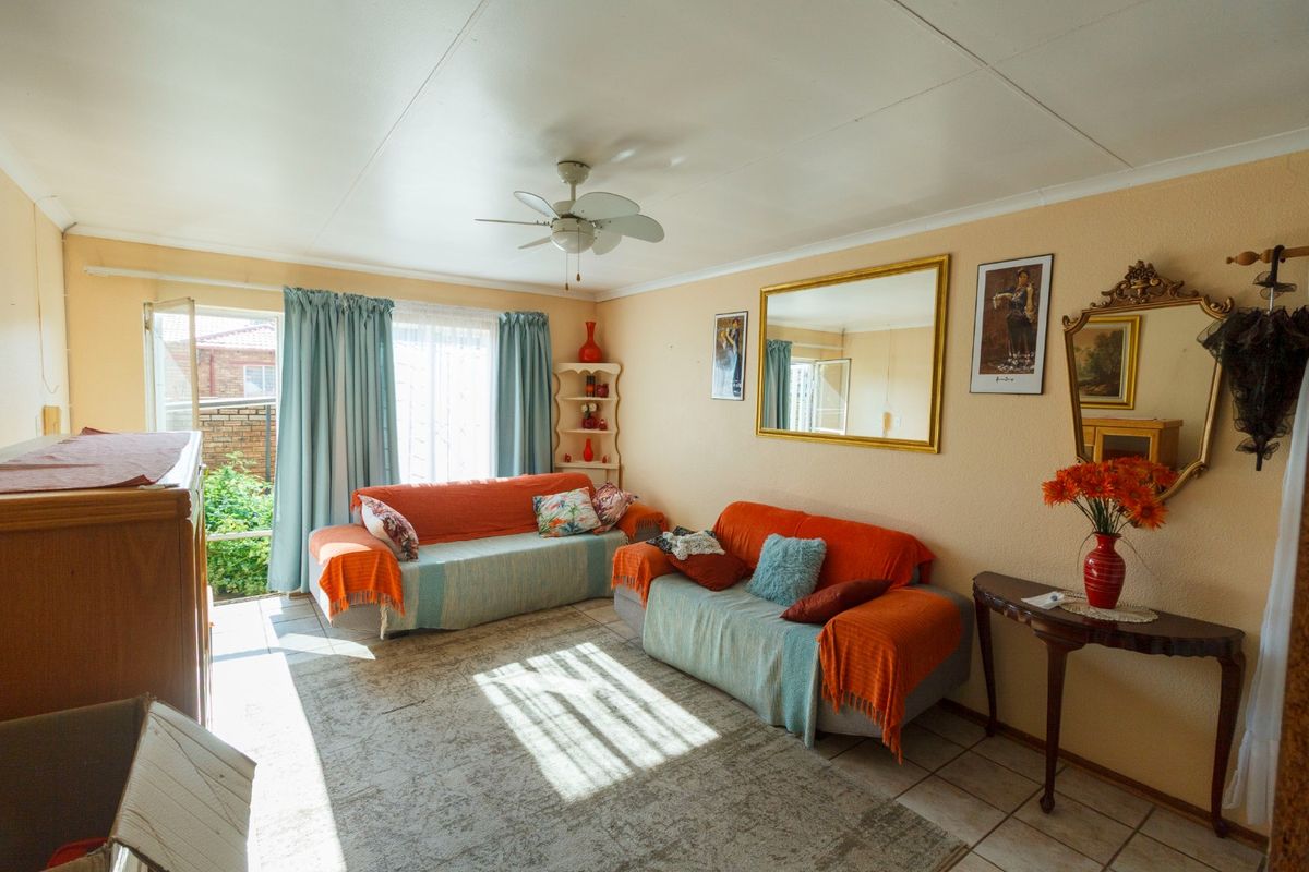 Charming Lock-Up-and-Go Townhouse with Private Garden in Sought-After Wilro Park - Photo 2