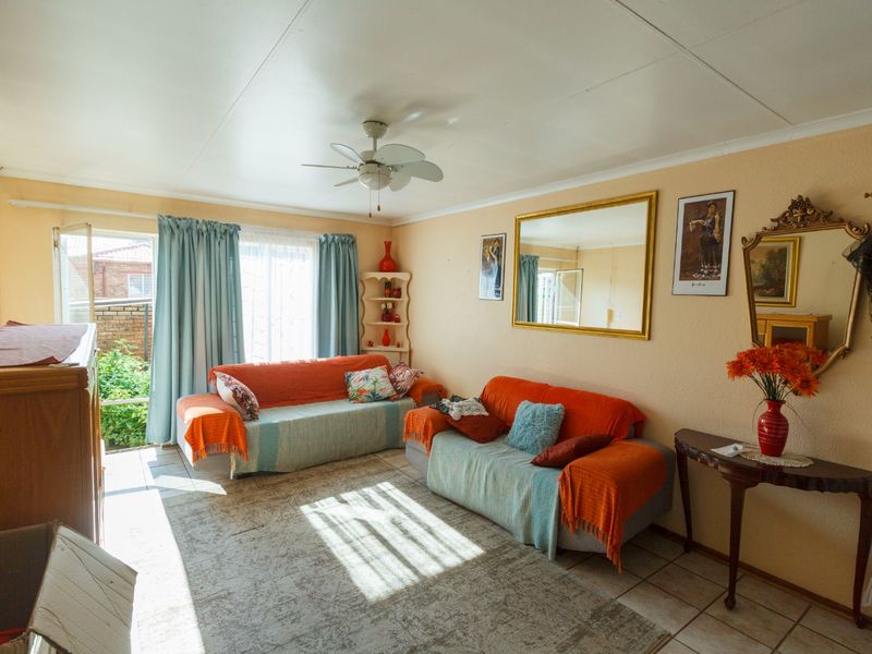 Charming Lock-Up-and-Go Townhouse with Private Garden in Sought-After Wilro Park - Photo 2
