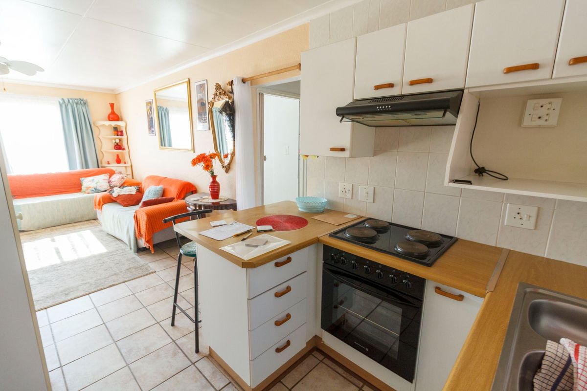 Charming Lock-Up-and-Go Townhouse with Private Garden in Sought-After Wilro Park - Photo 4