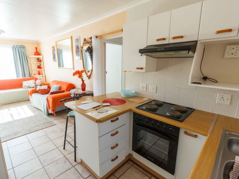Charming Lock-Up-and-Go Townhouse with Private Garden in Sought-After Wilro Park - Photo 4