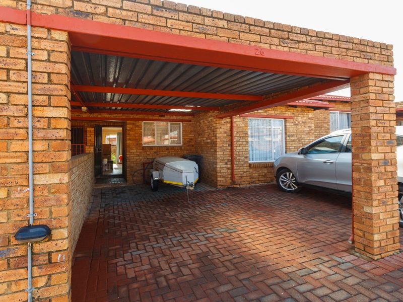 Charming Lock-Up-and-Go Townhouse with Private Garden in Sought-After Wilro Park - Photo 1