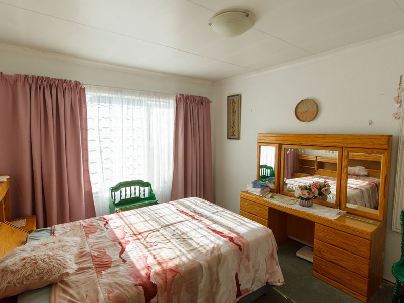 Charming Lock-Up-and-Go Townhouse with Private Garden in Sought-After Wilro Park - Photo 9