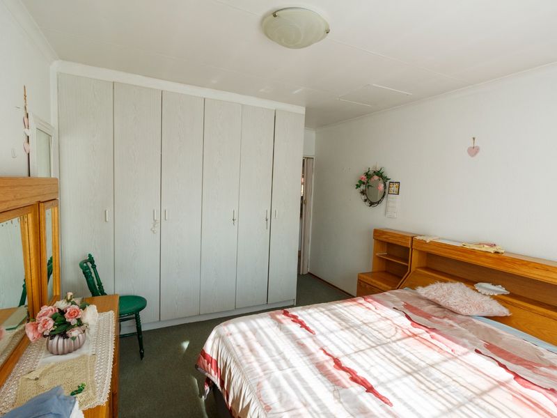 Charming Lock-Up-and-Go Townhouse with Private Garden in Sought-After Wilro Park - Photo 8